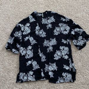 Women’s M, black kimono with white flowers embroidered